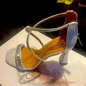 Hello, I am selling a pair of Jessica Simpson heels that have never been worn.